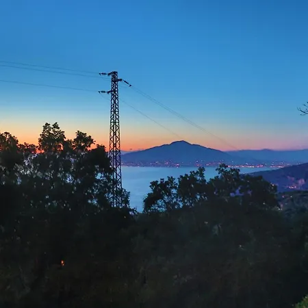 Privata Con Piscina E Biliardo