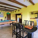 Privata Con Piscina E Biliardo