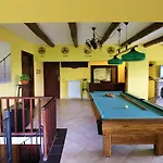 Privata Con Piscina E Biliardo