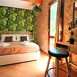 Privata Con Piscina E Biliardo *