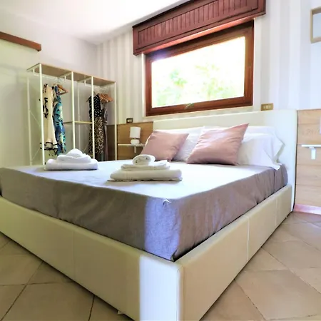Privata Con Piscina E Biliardo