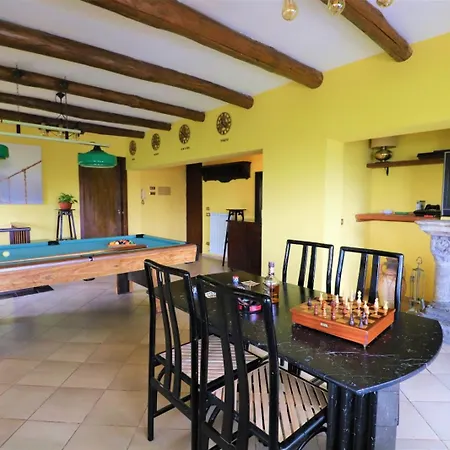 Privata Con Piscina E Biliardo