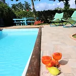 Privata Con Piscina E Biliardo